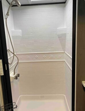 Dusche, Handtücher, Seife, Toilettenpapier