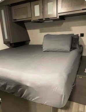 2 bedrooms, WiFi, bed sheets - Private Modern RV!  (Bradenton)