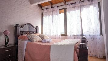 4 bedrooms, desk, iron/ironing board, WiFi