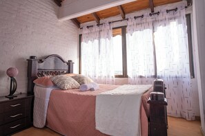 4 Schlafzimmer, Schreibtisch, Bügeleisen/Bügelbrett, WLAN