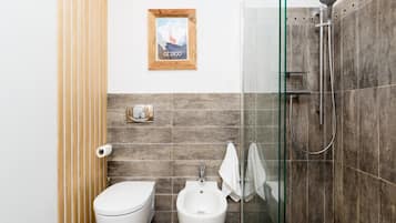 Doccia, set di cortesia gratuito, asciugacapelli, bidet