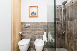 Shower, free toiletries, hair dryer, bidet - Dolce Limone by Rentbeat (Limone)