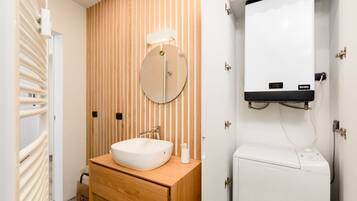 Douche, articles de toilette gratuits, sĂšche-cheveux, bidet