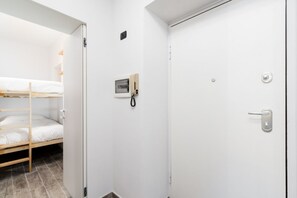 1 bedroom, WiFi, bed sheets - Dolce Limone by Rentbeat (Limone)