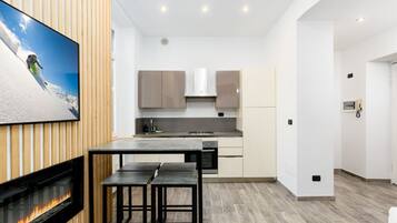Frigorifero, microonde, forno, piano cottura