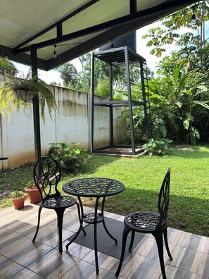 Outdoor dining - Charming 2-bedroom villa in Cañaza with AC, WiFi. Book now (Cañaza)