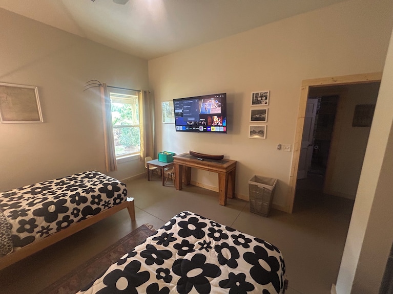 Large Porch Offers Beautiful Views Of The Lake. Enjoy Unique Interior Design! - Keystone Lake, OK