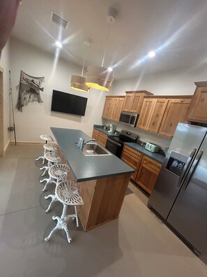 ثلاجة، ميكروويف، فرن، موقد طهي مسطح