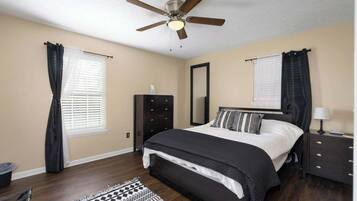 3 habitaciones, tabla de planchar con plancha y cuna de viaje