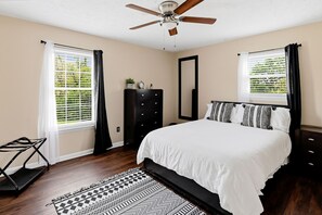 3 quartos, ferros/tábuas de passar roupa, berço de viagem