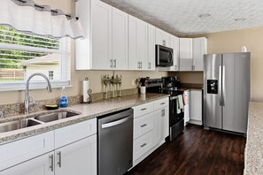 Fridge, microwave, oven, stovetop - Cozy Encounter Located Less Than 15 Mins to Ark Encounter (Dry Ridge)