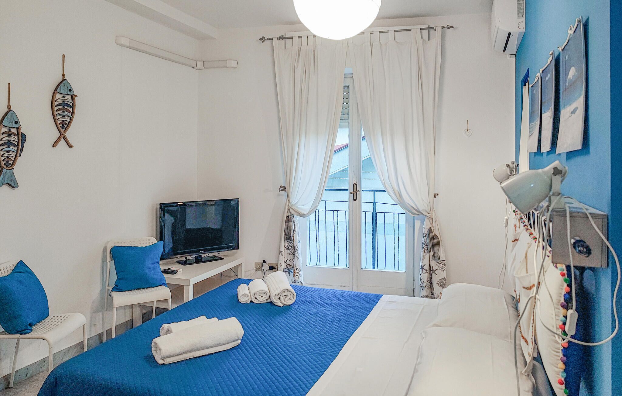 Travel crib, free WiFi