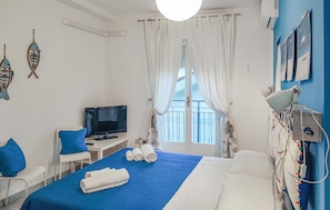 2 bedrooms, travel crib, free WiFi