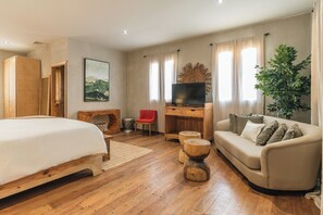 Suite – junior | Sengetøy av topp kvalitet, minibar, safe på rommet og skrivebord