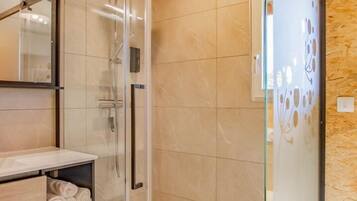 Een douche, handdoeken