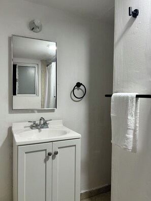 Douche, serviettes fournies, savon, papier toilette