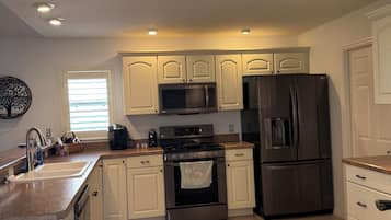 雪櫃、微波爐、焗爐、爐具