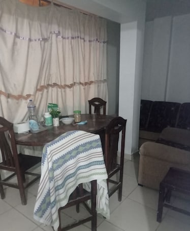 Flachbildfernseher, Videospielkonsole, DVD-Player, Pay-TV