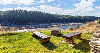 Tranquil cabin on Warm River, Ashton
Boat ramp access-fly fishing haven.