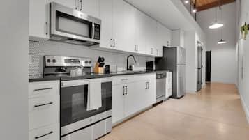 Kylskåp, mikrovågsugn, ugn och spishäll