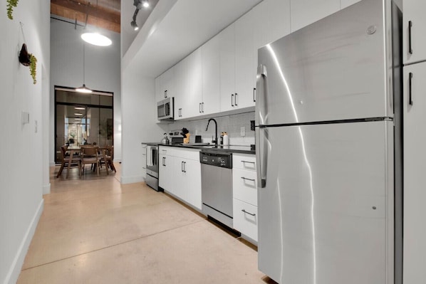 Køleskab, mikrobølgeovn, ovn, kogeplade