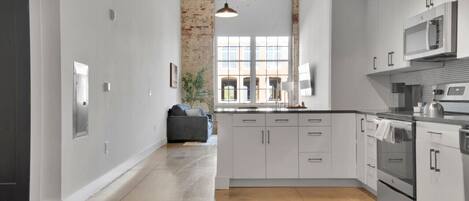 Refrigerador, microondas, horno, placa de cocina