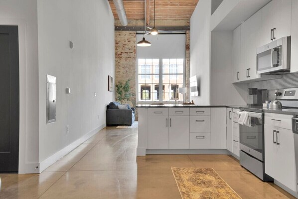 Køleskab, mikrobølgeovn, ovn, kogeplade