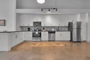 Een koelkast, een microgolfoven, een oven, een kookplaat