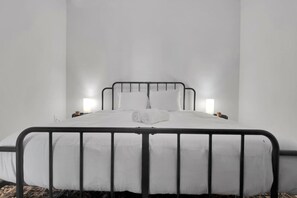 1 slaapkamer, een bureau, een strijkplank/strijkijzer, gratis wifi