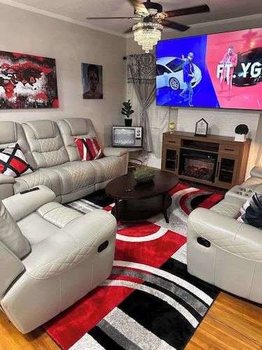 4 Beds | King | 85” TV | 5min to WSSU & Downtown