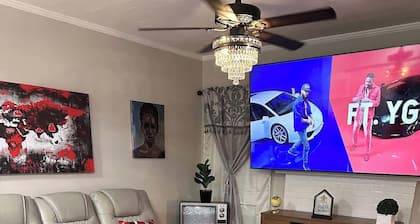 4 Beds | King | 85” TV | 5min to WSSU & Downtown