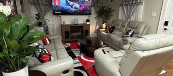 4 Beds | King | 85” TV | 5min to WSSU & Downtown