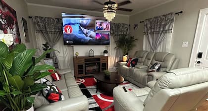 4 Beds | King | 85” TV | 5min to WSSU & Downtown