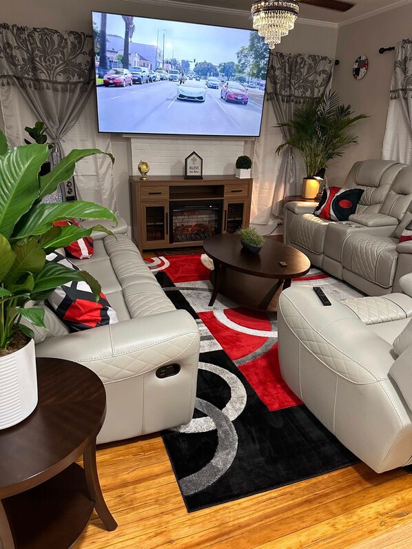 Living area - Spacious 3-Bedroom with 4 beds, Fully Furnished Home Near Downtown Winston-Salem (Winston-Salem)