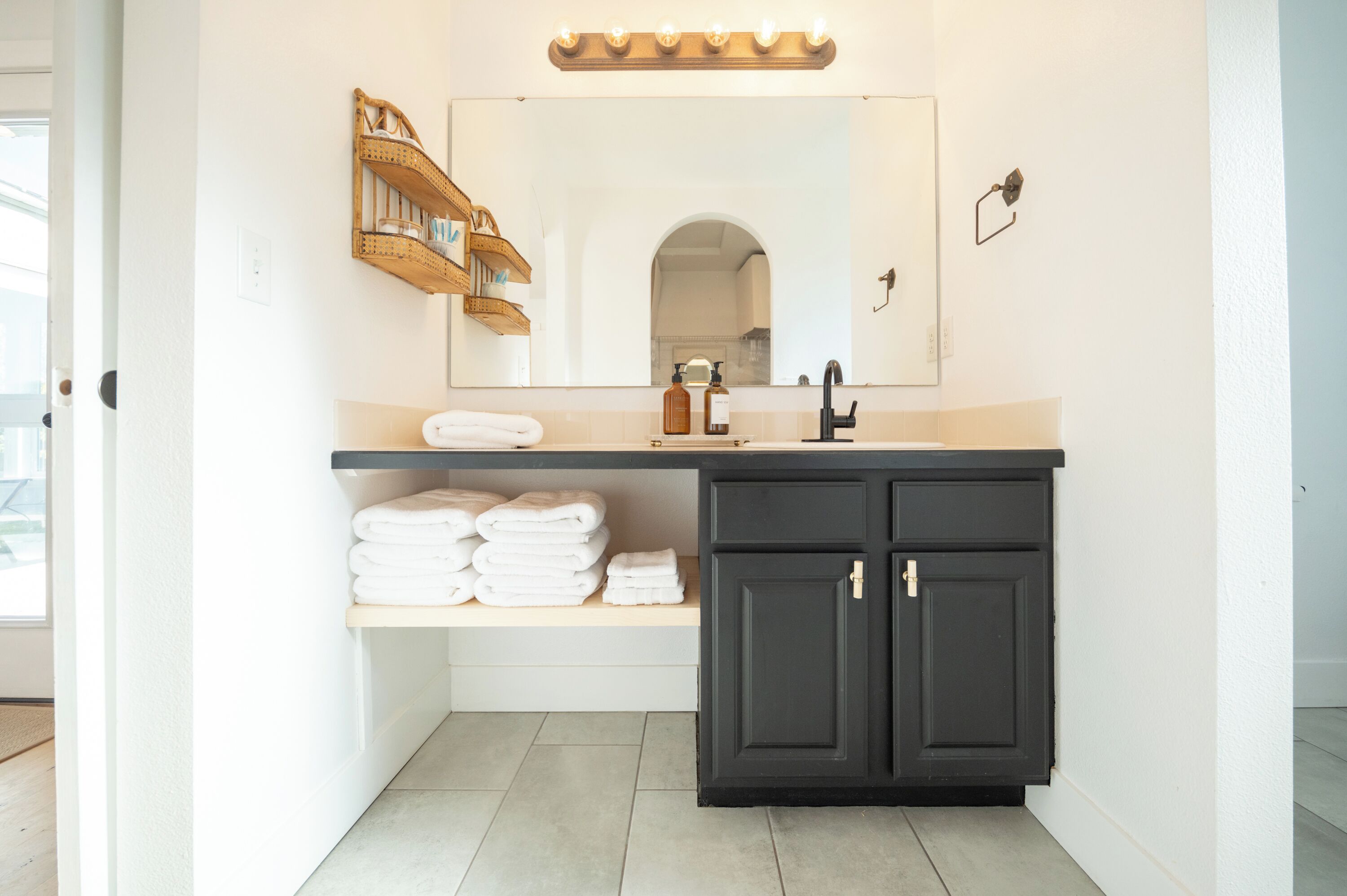 Sèche-cheveux, serviettes fournies, savon, shampoing