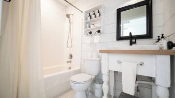 Sèche-cheveux, serviettes fournies, savon, shampoing