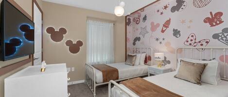 5 habitaciones, escritorio y tabla de planchar con plancha