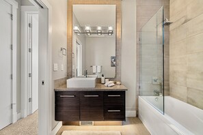 SĂšche-cheveux, serviettes fournies, savon, papier toilette