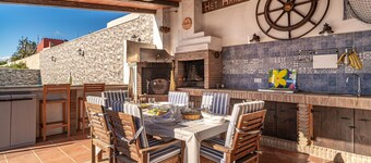 5 bedroom gorgeous home in Los Barrios