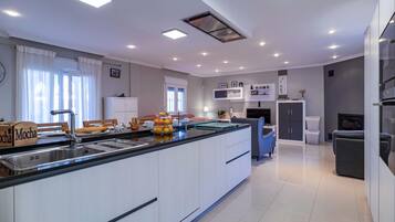 Frigorífico, placa de cocina, lavavajillas y cafetera o tetera