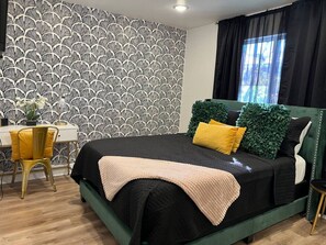 1 bedroom, desk, WiFi, bed sheets - Mins From DWTN DTX | Free Parking | Book Now (Dallas)