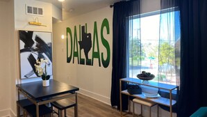 Dining - Mins From DWTN DTX | Free Parking | Book Now (Dallas)
