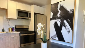 Coffee/tea maker, dishwasher, cookware/dishes/utensils, dining tables - Mins From DWTN DTX | Free Parking | Book Now (Dallas)