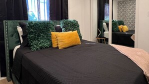1 bedroom, desk, WiFi, bed sheets - Mins From DWTN DTX | Free Parking | Book Now (Dallas)