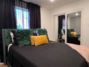 1 bedroom, desk, WiFi, bed sheets