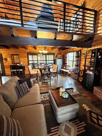 Charming 3-bedroom cabin with AC and WiFi at Barren River Lake in Lucas, KY