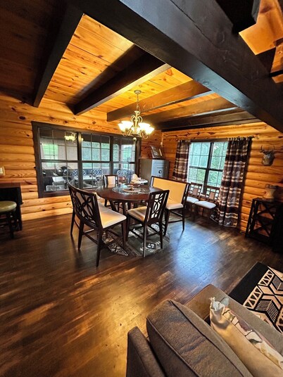 Charming 3-bedroom cabin with AC and WiFi at Barren River Lake in Lucas, KY