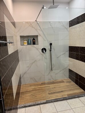 Douche, séchoir à cheveux, bidet, serviettes fournies