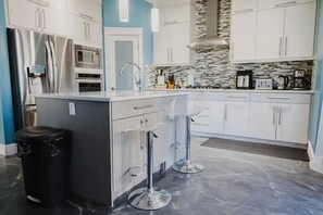 Microwave, oven, stovetop, dishwasher - Spacious 5BR Retreat for Groups located in a peaceful neighbour hood (Edmonton)