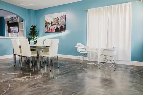 Dining - Spacious 5BR Retreat for Groups located in a peaceful neighbour hood (Edmonton)